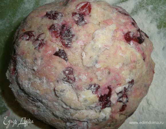 Тесто скатать в шар (оно достаточно липкое), завернуть в пленку и отправить в холодильник минимум на 1 час. 