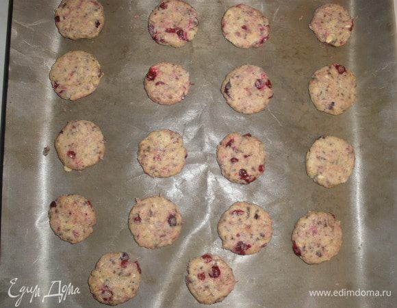 Духовку разогреть до 180 градусов. От теста отщипнуть кружочки размером с грецкий орех, приплюснуть их, чтобы они стали толщиной в 1 см и выложить на противень на большом расстоянии друг от друга. Я его застелила своим любимым ковриком для выпечки (всем рекомендую). Выпекать 15-20 минут. 