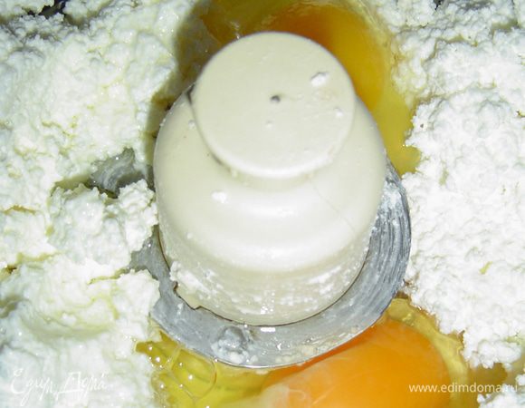 Начинаем с приготовления творожной части пирога, для этого растираем творог с яйцами,ванильным сахаром, добавляем молоко и взбиваем до однородной массы, затем добавляем муку и еще раз взбиваем.
Готовим шоколадную часть. Шоколад растопить на водяной бане. Масло растираем с сахаром и солью, взбиваем яйца и постепенно добавляем к масляной массе, не прекращая взбивать. Затем добавляем растопленный шоколад и еще раз взобьем, в конце добавляем просеянную муку вместе с разрыхлителем и опять взбиваем.
Форму застилаем пергаментной бумагой, на нее выкладываем треть шоколадного теста, а сверху выкладываем по пять ложек творожного теста на небольшом расстоянии друг от друга, сверху выкладываем по 5 ложек шоколадного теста, затем творожного и так до окончания теста.
Затем ножом делаем зигзагообразные линии по всему периметру, это для придания пирогу красивой "мраморной" структуры. Выпекаем при температуре 180 гр. до зарумянивания. Проверить готовность зубочисткой.