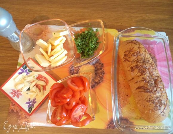 Батон нарезаем (но не до конца, как гармошка). Смазываем изнутри и снаружи оливковым маслом с давленным чесноком(можно мелко порубить, кто как любит). Внутрь батона, как в кармашки кладем укропчик. 