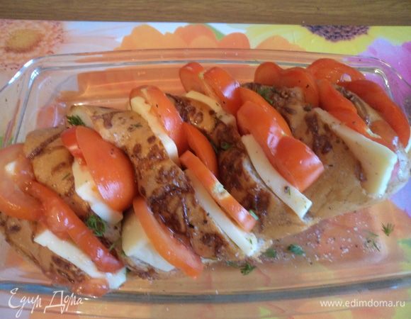 Затем укладываем в батончик сыр ломтиками, и кружочки помидора (помидор можно подсолить). И ставим в духовку минут на 20. 