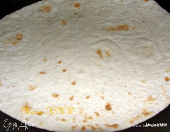 Для теста #2 растопим сливочное масло, даем ему остыть. Соединим муку с солью, добавим сливочное масло и воду. Замешаем тесто. Даем ему тоже 20 минут постоять, вымесим еще раз и разделим на 12 частей. Каждую часть раскатываем диаметром в 20 см. Дальше следуем шагам, как и в первом случае. 