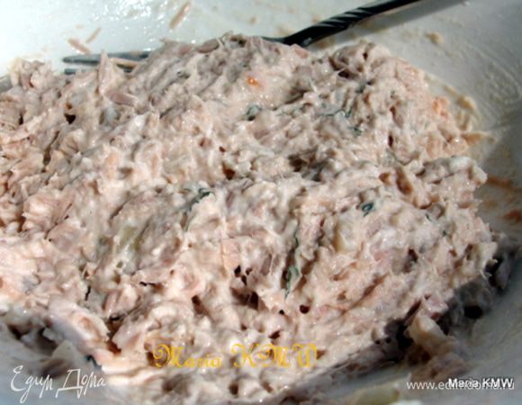 1.
Измельчить вилочкой тунца, добавить мелко рубленый лук, цедру лимона или укроп, сметанку. Соль и перец по-вкусу. Все перемешать и выложить в креманку. Готово.