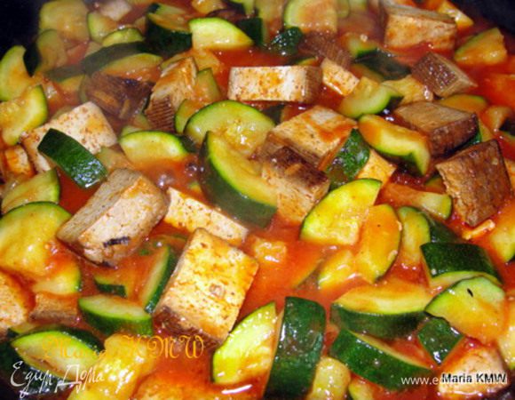 3.
На кусочки порезаные цукини слегка обжарить на оливковом масле, добавить мелко порезанное тофу. Потушить 5 минут вместе, залить томатной пастой.  Тушить еще 5-10 минут, приправить травами, посолить, поперчить. Подавать к лепешкам-wrap.
http://www.edimdoma.ru/recipes/39536