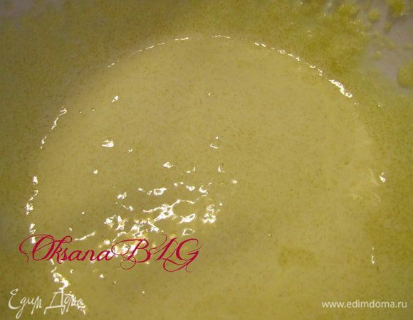 Желтки взбить с сахаром.