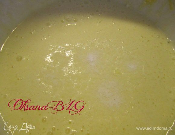 Добавить кефир, соду, взбить.