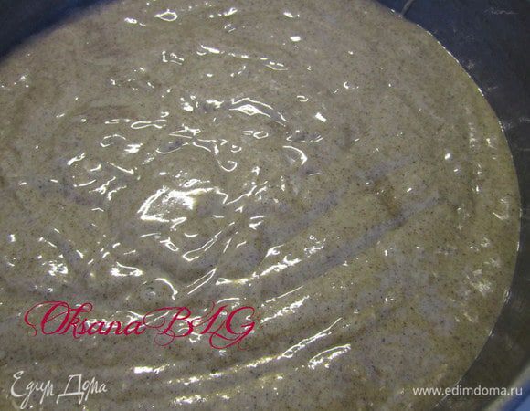 Форму смазать маслом. Тесто вылить в форму. 