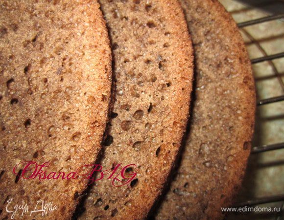 Остывший бисквит разрезать на 3 коржа.