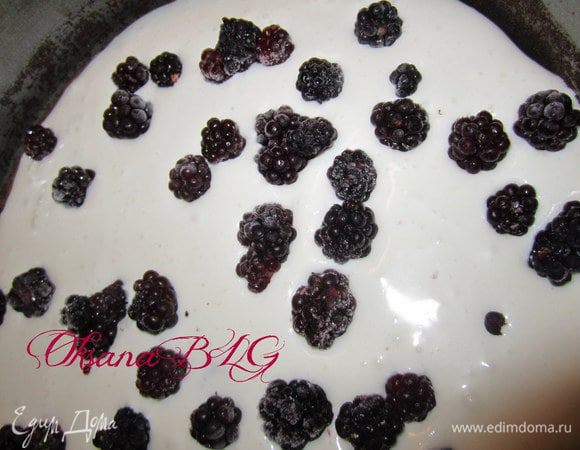 Залить 1/3 часть суфле, добавить ягоды.