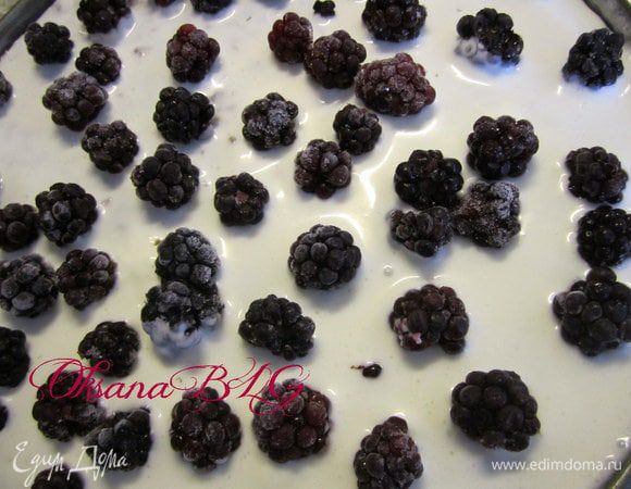 Наверх залить оставшееся суфле и добавить ягоды. Поставить в холодильник на 3-4 часа.