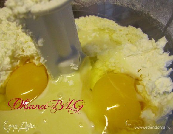 желтки отделить от белков. К муке с маргарином добавить желтки, сгущенку, творог хорошо все смешать.