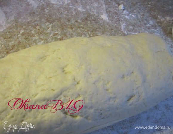 При необходимости добавить еще муки. Вымесить мягкое тесто, которое не должно липнуть к рукам.