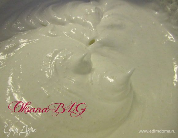 Оставшиеся белки взбить в пену, добавить сахар, взбить до устойчивых пиков.