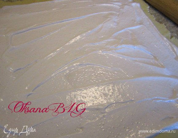 Выложить 1/4 ч. белков, разровнять.