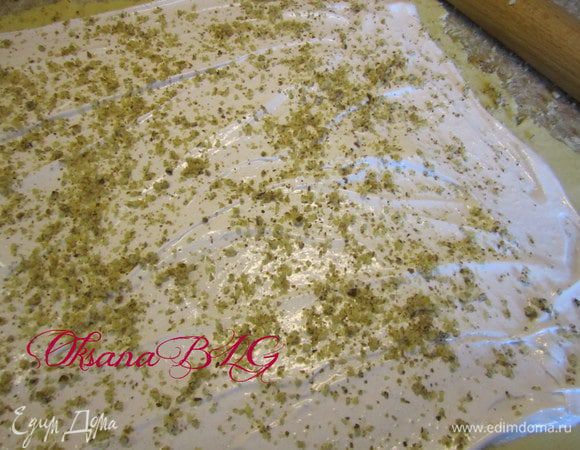 Посыпать орехами.