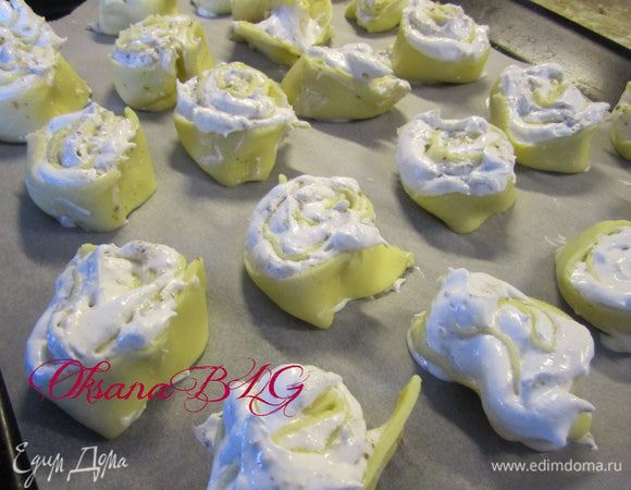 Выложить на противень застеленный пергаментом. Выпекать 25-30 минут при температуре 170 градусов.