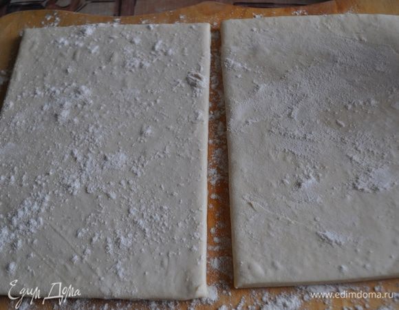 Тесто разморозить при комнатной температуре.