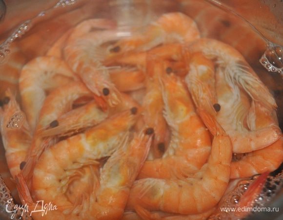 Креветки опустить в кипящую подсоленную воду на 3 мин., отбросить на дуршлаг, остудить. Очистить от панцирей,голов и кишечной вены.