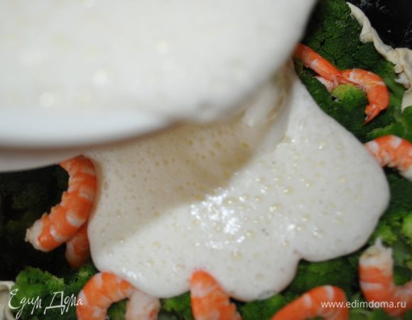 Разогреть духовку до 220 °С. Взбить вместе яйца и сливки. Добавить тертый мускатный орех. Приправить солью и перцем. Влить смесь в пирог и выпекать 40-45 минут,за 5 минут до готвности посыпать пирог пармезаном.