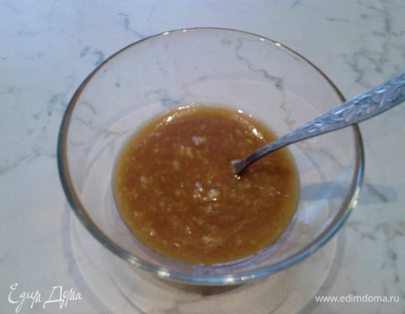 Готовим маринад: чеснок и корень имбиря натереть на терке, выжать сок из апельсина, добавить все остальные ингредиенты и все перемешать.