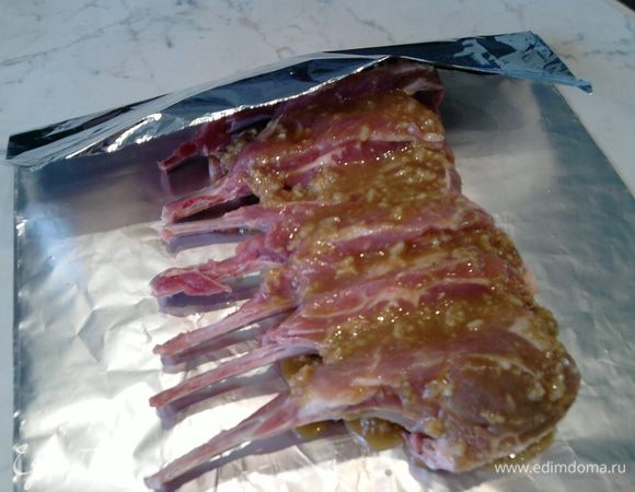 Выложить ребрышки на лист фольги и аккуратно завернуть все края конвертиком так, чтобы фольга не порвалась и сок не вытек во время приготовления. Снизу я делаю двойной слой фольги.