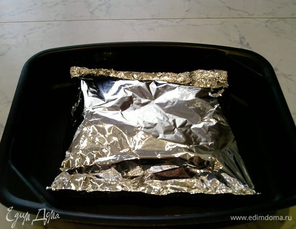 Переложить полученный конверт на противень (или в форму) и запекать в духовом шкафу по следующей схеме: 20 минут при температуре 250 градусов, 20 минут при 200 град. 