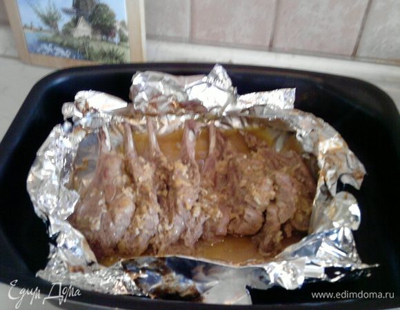 Открыть конверт с  ребрышками, раскрыв верхний слой фольги, и запекать их еще 10 минут, чтобы чуть-чуть подрумянить.