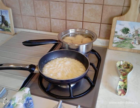 Пока готовится мясо, надо почистить и отварить картофель в подсоленной воде. Отдельно поджарить лук на сливочном масле (при пассировке лука я всегда добавляю щепотку сахара, чтобы лук немного карамелизовался). 