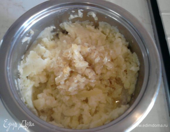 Картофель размять, добавить пассированный лук и горячее молоко. Все тщательно перемешать. Пюре готово.