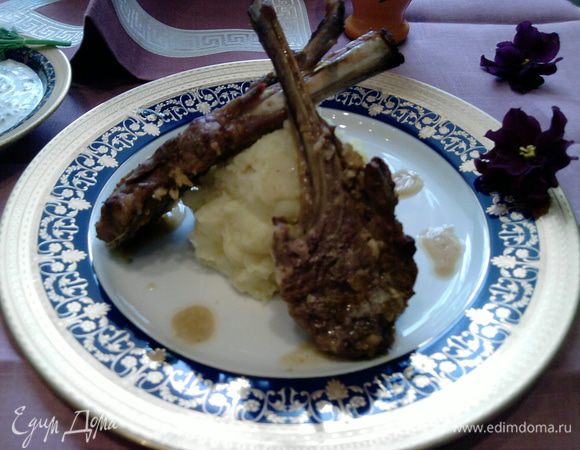 Мясо должно «отдохнуть», примерно 5 минут. После этого можно сервировать готовое блюдо.