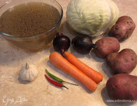 Есть несколько принципов получения великолепного вкуса щей.
Во-первых, капуста (как ни странно) должна готовиться очень долго и вместе с мясом. Это парадоксально, но факт. В таком случае вкус капусты получается изысканным и очень приятным. Во-вторых, готовые щи должны получиться очень густыми. В моем варианте воды должно быть три литра. В-третьих, лучшее мясо для щей, как и для борща - говяжья грудинка, а точнее второе и третье ребро. Именно эти отрубы получаются максимально вкусными и нежными. Мясо готовится целыми кусками и лишь потом разрезаются. Ну и в-четвертых, по номеру, но не по значению, мясо должно быть много.