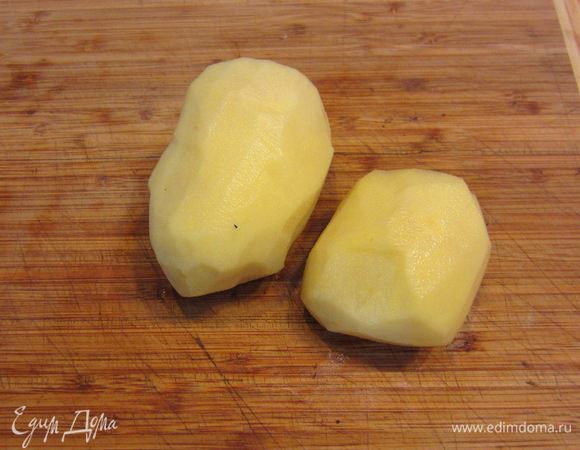 Почистите две картофелины. Их мы положим для того, чтобы потом загустить бульон.