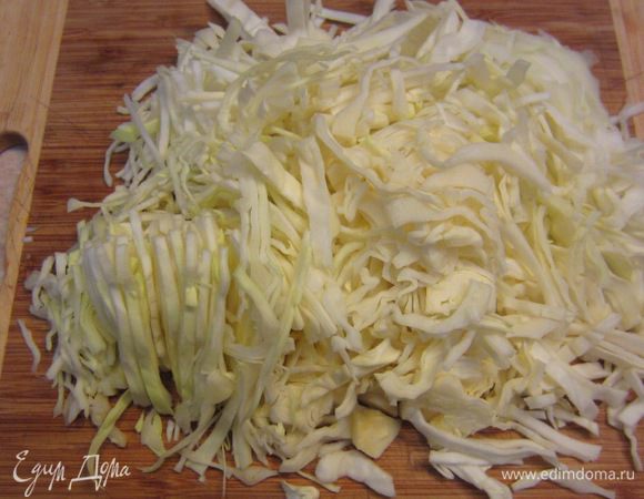 Порежьте капусту соломкой. В некоторых рецептах, в частности в книге Похлебкина, рекомендуется порезать на квадратики два на два сантиметра.