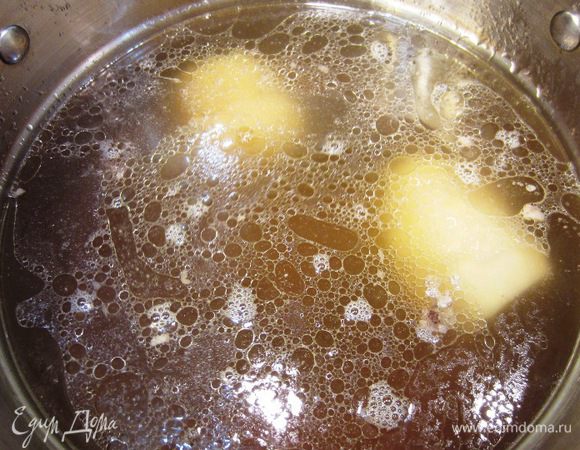 Положите картофель в кастрюлю.