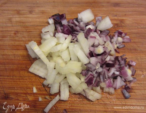 Нарежьте кубиками лук, положите его в кастрюлю.
Накройте крышкой. Убедитесь через десять минут, что бульон кипит еле-еле, практически без образования пузырьков. Готовьте бульон в течение двух часов. Я не ошибся - в течение двух часов. Именно это позволит сделать восхитительными щи.