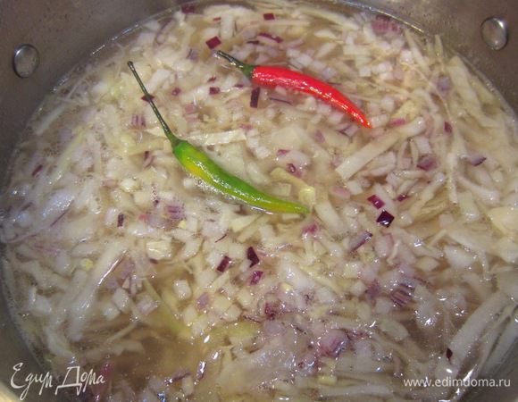 Положите в кастрюлю острый перец. Если хотите, положите сухой тимьян.