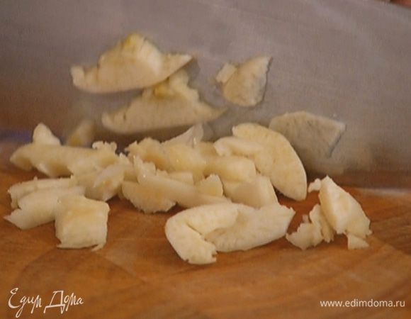 Чеснок почистить, раздавить плоской стороной ножа и мелко порубить.
