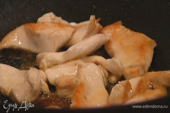 Разогреть в сковороде вок 1 ст. ложку оливкового масла и обжарить курицу почти до готовности.