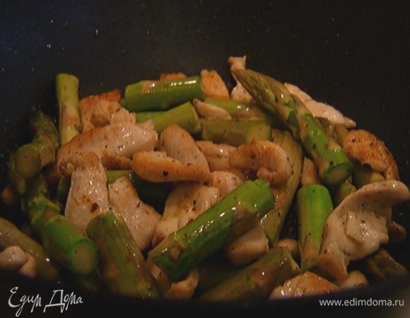 Добавить спаржу и чеснок, посолить, поперчить и готовить еще 2–3 минуты.