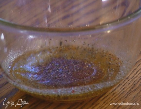 Приготовить заправку: соединить оставшееся оливковое масло, малиновый уксус, сахар, немного поперчить, посолить и перемешать.