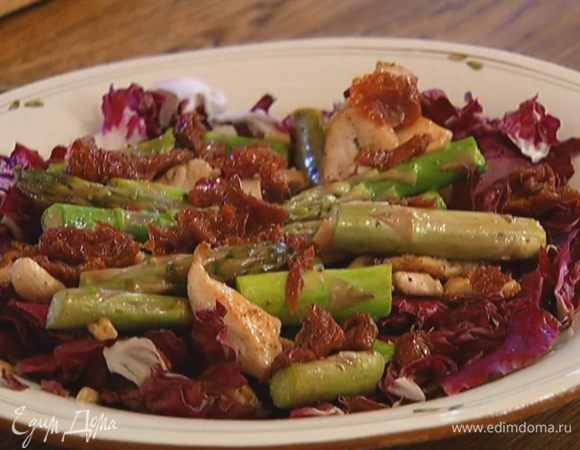 Разложить на блюде листья радиккио, сверху выложить курицу со спаржей, затем помидоры.