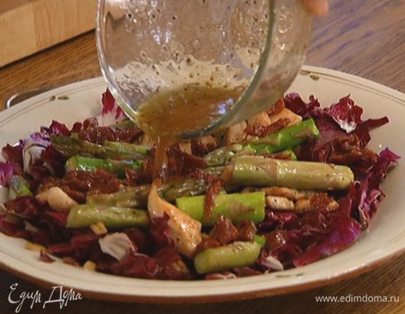 Полить салат заправкой.