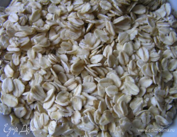 Овсяные хлопья залить кипятком, накрыть крышкой, оставить на 10 минут.