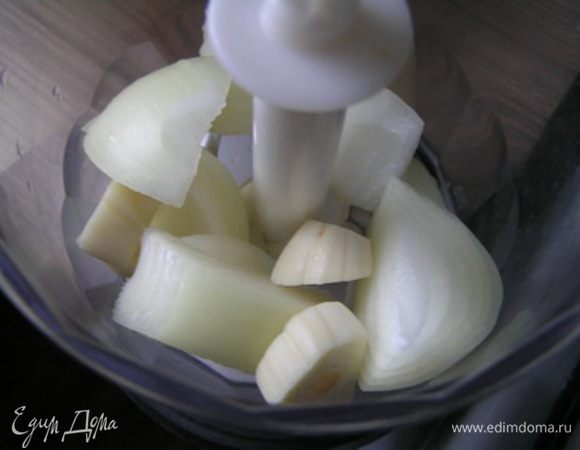 Лук и чеснок очистить, крупно нарезать, поместить в чашу блендера, измельчить (или просто мелко нарезать).