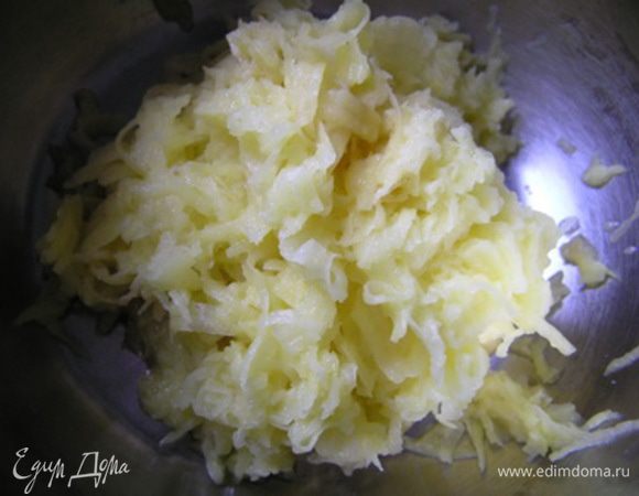 Картофель очистить, натереть на средней терке,