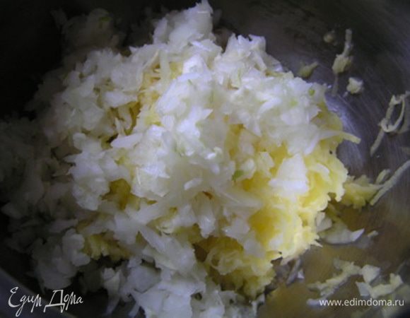 добавить лук с чесноком, перемешать (так картофель не потемнеет),