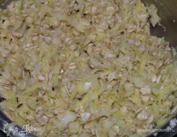 добавить овсяные хлопья, соль, перец, базилик и хорошенько перемешать.