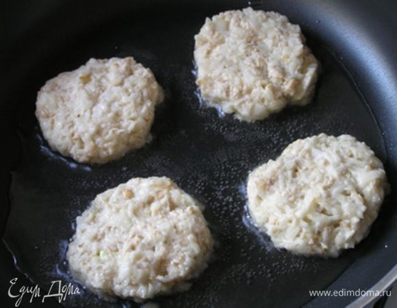 Из полученной массы сформировать небольшие котлетки (у меня 8 штук), обжарить на растительном масле с двух сторон среднем огне под крышкой до румяной корочки, 