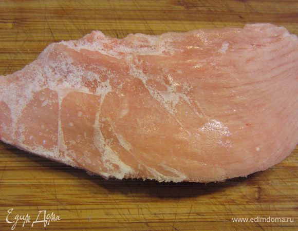 Достаньте мясо, снимите его с костей и порежьте на порционные куски, положите мясо обратно. Лично я добавил еще кусок индейки.