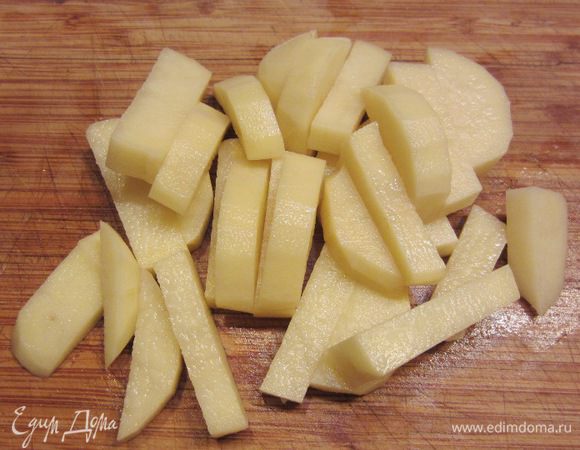 Нарежьте оставшийся картофель как для жарки и положите в кастрюлю